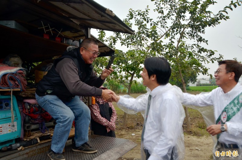 見到前行政院長賴清德到來,民眾開心地邊拍照、邊握手。(記者吳俊鋒攝) 見到前行政院長賴清德到來,民眾開心地邊拍照、邊握手。(記者吳俊鋒攝)