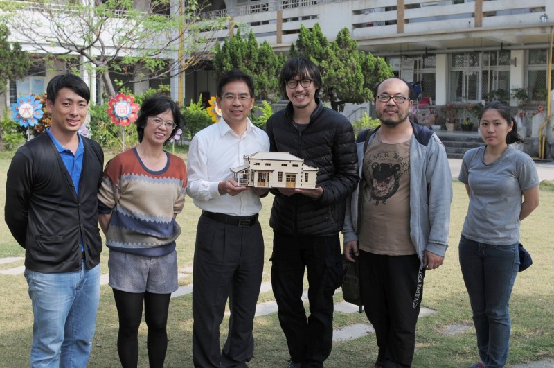 南市東區大同國小與社區專家「玩具醫生 Dr.Toy」（右）合作打造出台灣第 1 座「雷雕台鐵老南台南站模型」。（記者王俊忠翻攝）