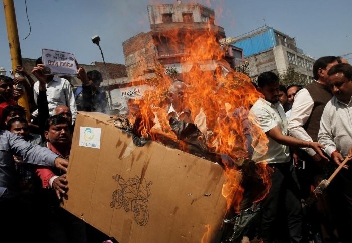 印度貿易商公開焚燒中國貨。（影片畫面截圖）