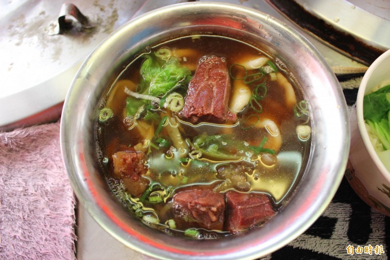 台灣四拉麵的牛肉麵,牛肉塊篩選過只留肉帶少量少量筋的部位,吃起來會有入口即化的美味。(記者張聰秋攝) 台灣四拉麵的牛肉麵,牛肉塊篩選過只留肉帶少量少量筋的部位,吃起來會有入口即化的美味。(記者張聰秋攝)