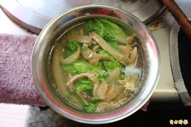 榨菜肉絲麵,湯頭不油膩。(記者張聰秋攝) 榨菜肉絲麵,湯頭不油膩。(記者張聰秋攝)