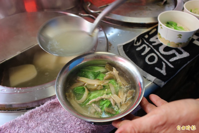 店裡的麵食把煮好的麵條撈起放入鐵碗,再搭配青菜食材,淋上用菜頭熬煮的湯汁,美味滿分。(記者張聰秋攝) 店裡的麵食把煮好的麵條撈起放入鐵碗,再搭配青菜食材,淋上用菜頭熬煮的湯汁,美味滿分。(記者張聰秋攝)