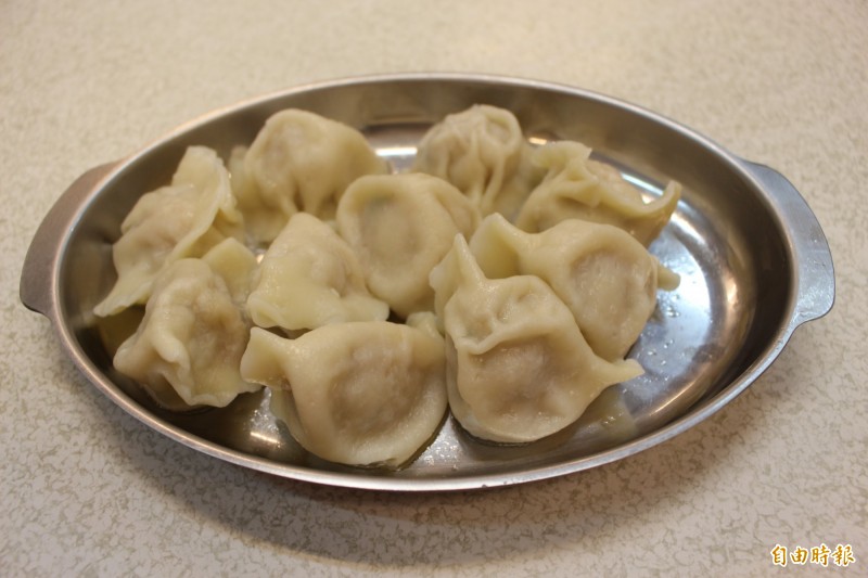 水餃也是店裡招牌,水餃皮由老闆自擀。(記者張聰秋攝) 水餃也是店裡招牌,水餃皮由老闆自擀。(記者張聰秋攝)