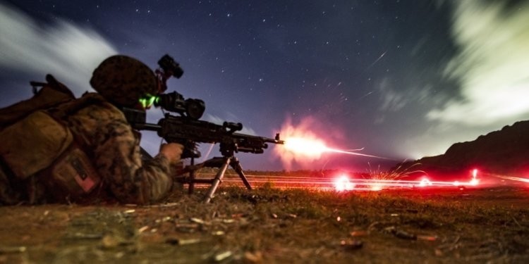美軍以M240機槍，進行低照明實彈攻擊演練。（擷取自美軍陸戰隊網站）