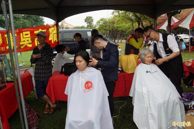 教育博覽會中還有義剪活動，學生展現美髮技巧。（記者詹士弘攝）