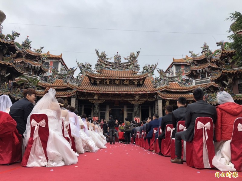 大甲媽集團婚禮，新人在鎮瀾宮廣場接受媽祖祝福。（記者張軒哲攝）