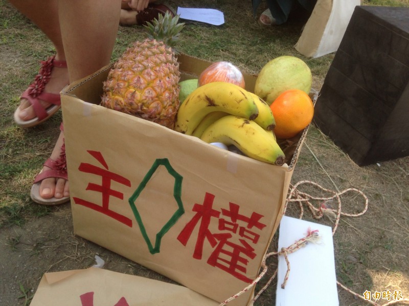學生抗議韓國瑜賣水果兼賣主權。（記者黃旭磊攝）