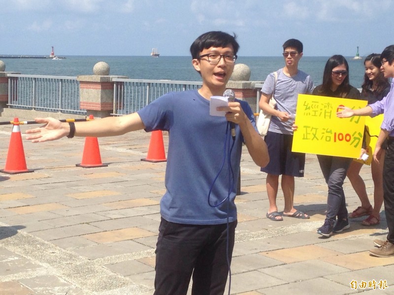 中山大社會系大三生林玟圻抗議韓賣台。（記者黃旭磊攝）