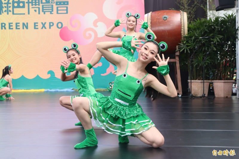 蘭陽舞蹈團也於開幕典禮穿上青蛙裝表演。（記者林敬倫攝）