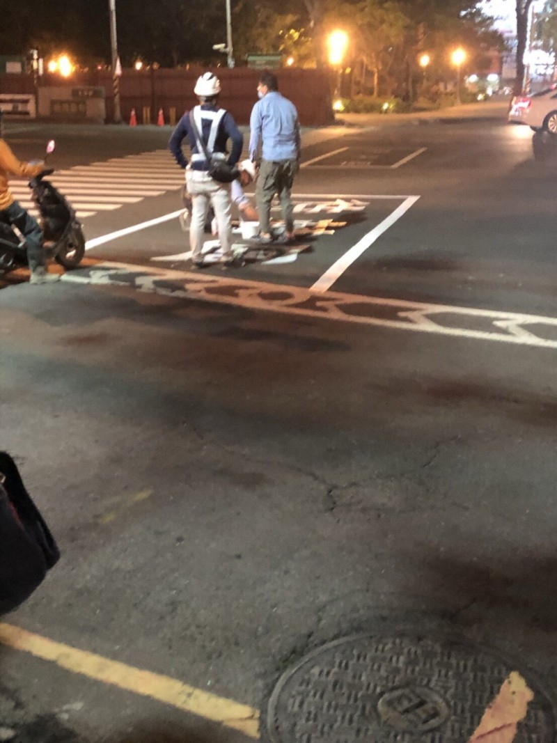 高雄路口停等區寫簡體字被踢爆，廠商緊急改正。（民眾提供）