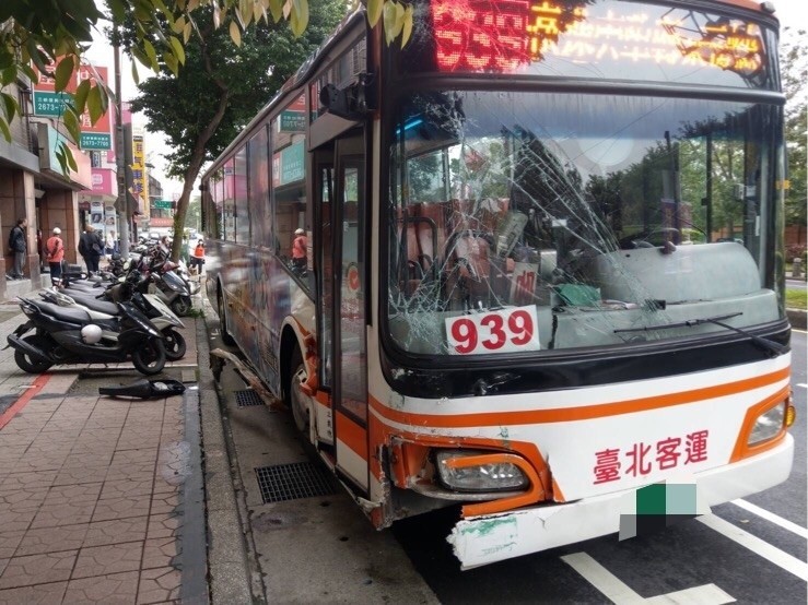 台北客運一輛939公車今天在三峽復興路連撞路邊15輛停放的機車,車上30多名乘客都沒受傷,盡忠職守的陳姓駕駛中風病發,直到最後一刻仍堅守崗位,保護全車乘客安全。(記者吳仁捷翻攝) 台北客運一輛939公車今天在三峽復興路連撞路邊15輛停放的機車,車上30多名乘客都沒受傷,盡忠職守的陳姓駕駛中風病發,直到最後一刻仍堅守崗位,保護全車乘客安全。(記者吳仁捷翻攝)
