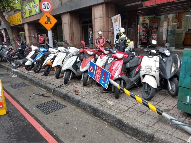 台北客運一輛939公車今天在三峽復興路連撞路邊15輛停放的機車,車上30多名乘客都沒受傷,盡忠職守的陳姓駕駛中風病發,直到最後一刻仍堅守崗位,保護全車乘客安全。(記者吳仁捷翻攝) 台北客運一輛939公車今天在三峽復興路連撞路邊15輛停放的機車,車上30多名乘客都沒受傷,盡忠職守的陳姓駕駛中風病發,直到最後一刻仍堅守崗位,保護全車乘客安全。(記者吳仁捷翻攝)