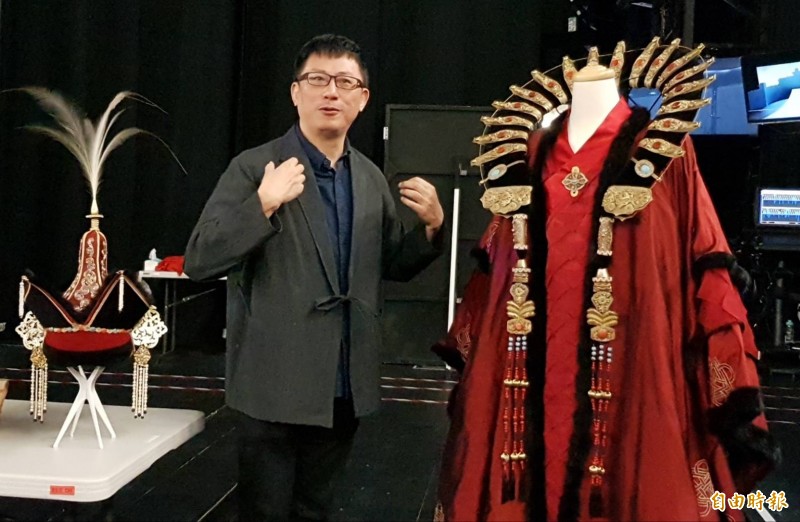 知名導演黎煥雄表示，《杜蘭朵》女主角服裝考據元朝製作精細。（記者陳文嬋攝）