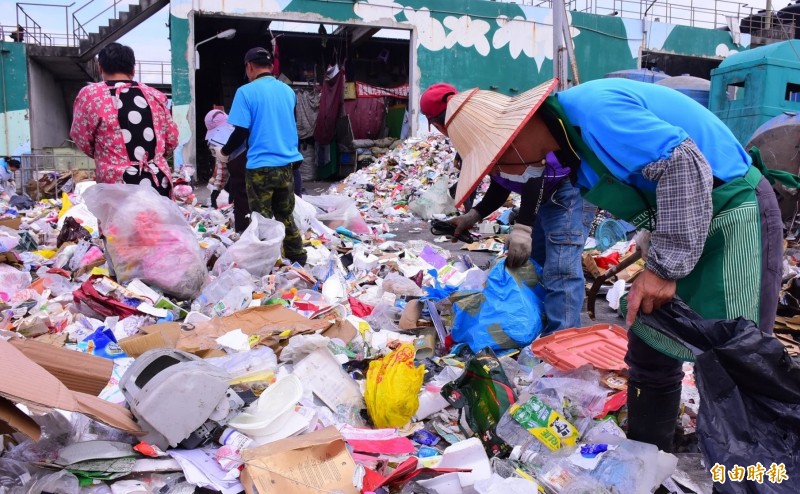花蓮市由於常湧入觀光人潮，產生的垃圾量遠比其他鄉鎮來得多，每到連假後就會投入大批人員進行回收物細分作業，避免垃圾堆積如山。 （記者王峻祺攝）