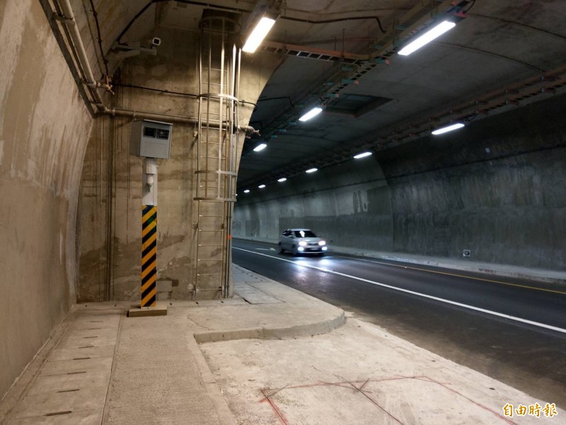 東澳隧道內的固定式測稈，在區監測速系統完成後，將移往蘇花改隧道外的道路。（記者林敬倫攝）
