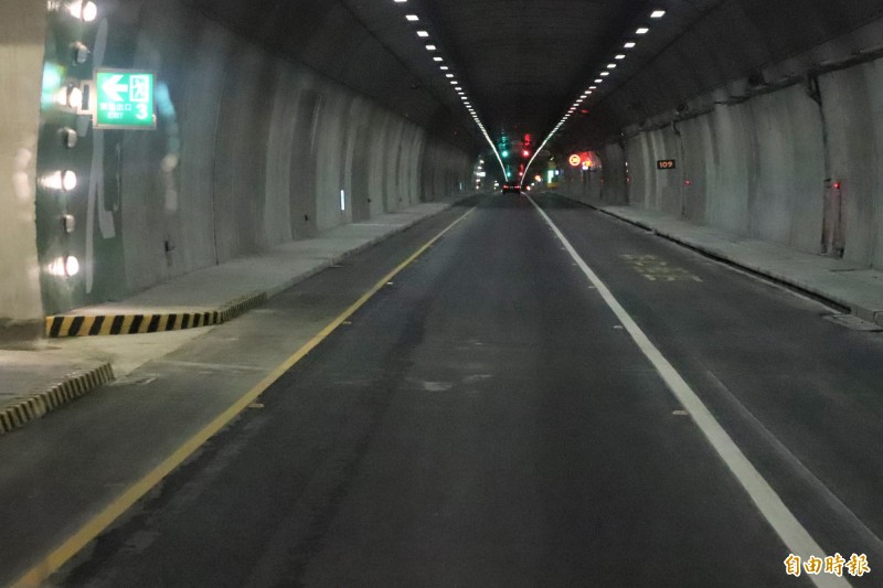 宜蘭縣政府警察局交通隊獲交通部補助3600萬元，預計年底為宜蘭端的東澳、觀音及谷風3座隧道，設置共10套區間測速系統；圖為東澳隧道。（記者林敬倫攝）