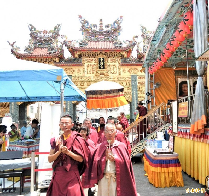 全球首創「行動佛殿」，清明連假開到東港東隆宮前。（記者陳彥廷攝）