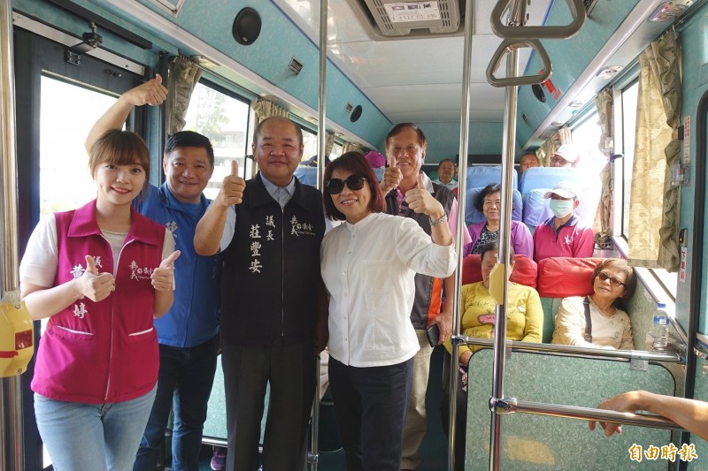 嘉義市區公車「市區1路」路線延駛進劉厝社區，市長黃敏惠（右一）、議長莊豐安（右二）等人試乘。（記者丁偉杰攝）