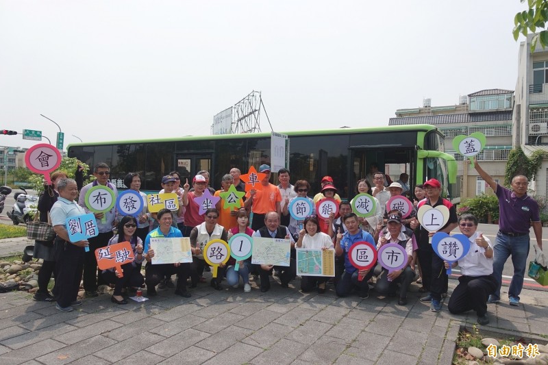 嘉義市區公車「市區1路」路線，自今日起，於上下午尖峰時刻增加3班次延駛進劉厝社區。（記者丁偉杰攝）