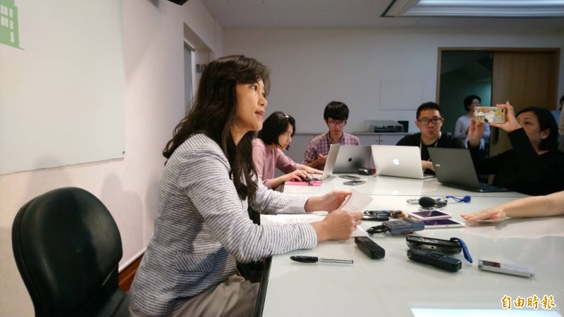 為鼓勵海外資金回台投資,行政院今日召開行政立法協調會報,政院與民進黨立委討論「境外資金匯回管理運用及課稅條例草案」。(記者陳鈺馥攝) 為鼓勵海外資金回台投資,行政院今日召開行政立法協調會報,政院與民進黨立委討論「境外資金匯回管理運用及課稅條例草案」。(記者陳鈺馥攝)