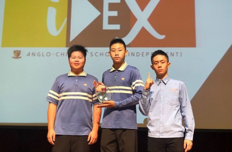 明道中學國際部趙建程、田紹遠、曹泰然（由左至右）以「帶來光明 」為主題發明身體熱能發電系統，拿下IDEX發明展「總冠軍」。（記者陳建志翻攝）