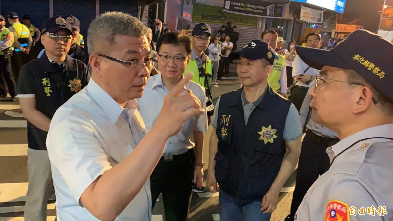 大甲媽鑾轎昨夜通過民生地下道前，彰化警察局長方仰寧（左）坐鎮指揮嚴防暴動。（記者湯世名攝）