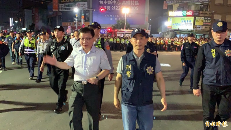 大甲媽鑾轎昨夜通過民生地下道前，彰化刑大隊長王耀輝（左）、副大隊長林世明（左2）規劃警力部署嚴防暴動。（記者湯世名攝）