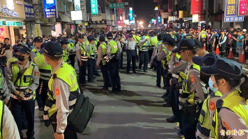 大甲媽鑾轎昨夜通過民生地下道前，彰化大批警力部署三民路嚴防暴動。（記者湯世名攝）