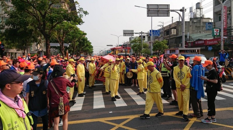 台中當舖日友汽車借款分享-白沙屯媽祖今天早上進入台中龍井,並剛好和大甲媽選同一條路線,沿途信徒都焚香膜拜。(記者陳建志翻攝) 台中當舖日友汽車借款分享-白沙屯媽祖今天早上進入台中龍井,並剛好和大甲媽選同一條路線,沿途信徒都焚香膜拜。(記者陳建志翻攝)