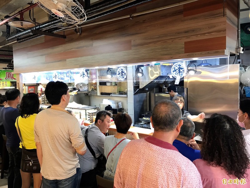 「峰鮨壽司」甫營運滿月已吸引大批老饕朝聖,用餐時間座無虛席。(記者林欣漢攝) 「峰鮨壽司」甫營運滿月已吸引大批老饕朝聖,用餐時間座無虛席。(記者林欣漢攝)
