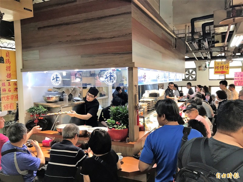 「峰鮨壽司」甫營運滿月已吸引大批老饕朝聖,用餐時間座無虛席。(記者林欣漢攝) 「峰鮨壽司」甫營運滿月已吸引大批老饕朝聖,用餐時間座無虛席。(記者林欣漢攝)