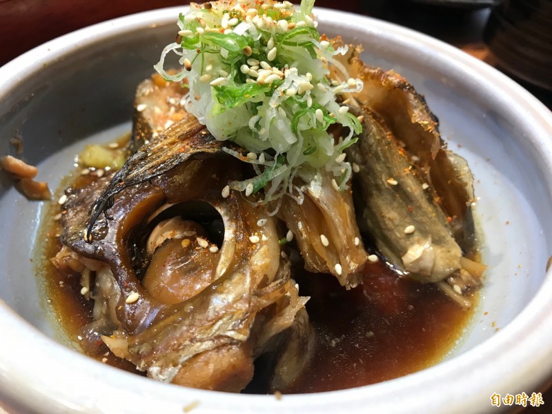 「魚頭荒燒」將整條香魚與特製醬汁一起燜煮,做工繁複。(記者林欣漢攝) 「魚頭荒燒」將整條香魚與特製醬汁一起燜煮,做工繁複。(記者林欣漢攝)