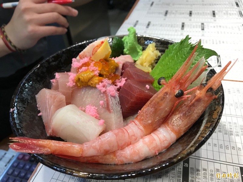 海鮮丼令人食指大動。(記者林欣漢攝) 海鮮丼令人食指大動。(記者林欣漢攝)