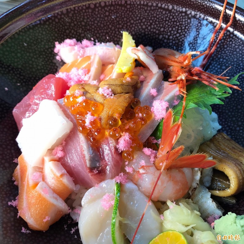 「峰鮨壽司」人氣招牌菜「究極海鮮丼」鋪滿海膽、鮭魚卵、鱈魚鬆及各種新鮮魚料,讓人吃到碗底朝天才願停下。(記者林欣漢攝) 「峰鮨壽司」人氣招牌菜「究極海鮮丼」鋪滿海膽、鮭魚卵、鱈魚鬆及各種新鮮魚料,讓人吃到碗底朝天才願停下。(記者林欣漢攝)