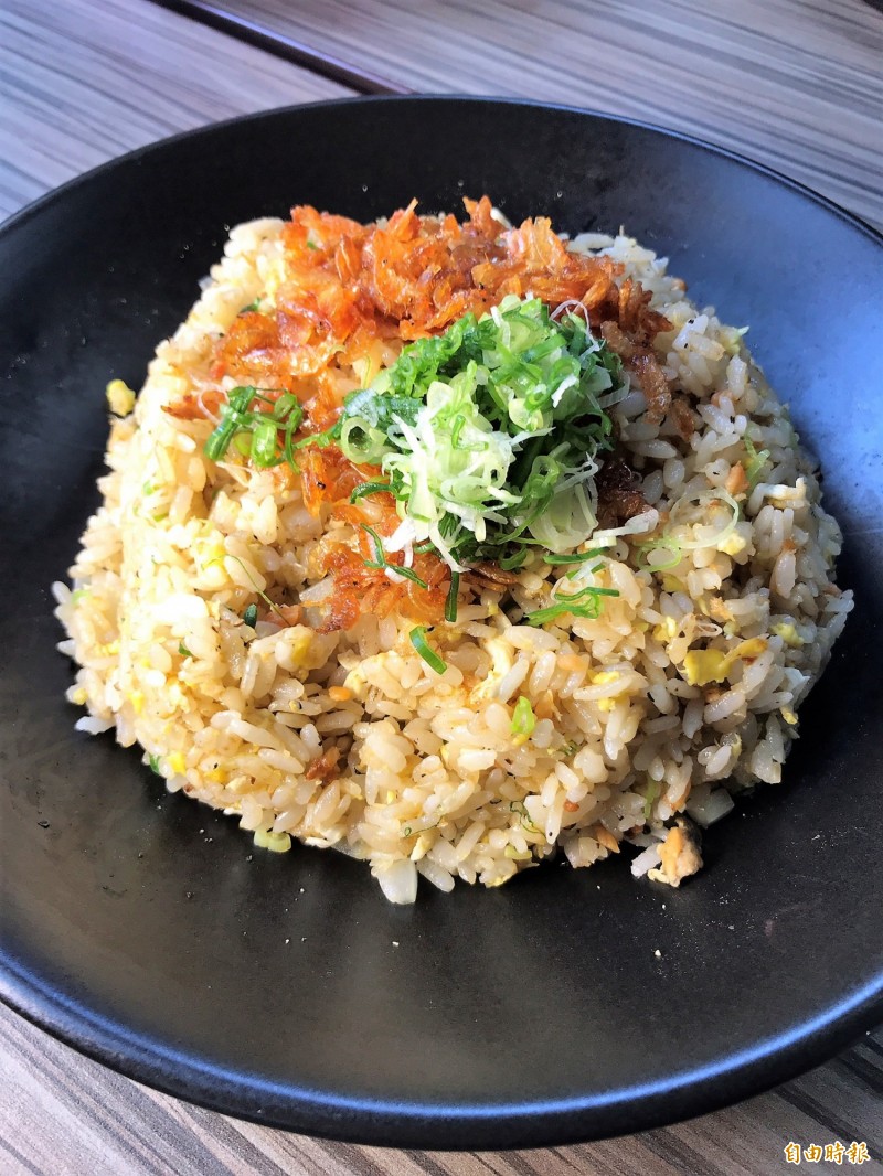 櫻花蝦炒飯粒粒分明。(記者林欣漢攝) 櫻花蝦炒飯粒粒分明。(記者林欣漢攝)