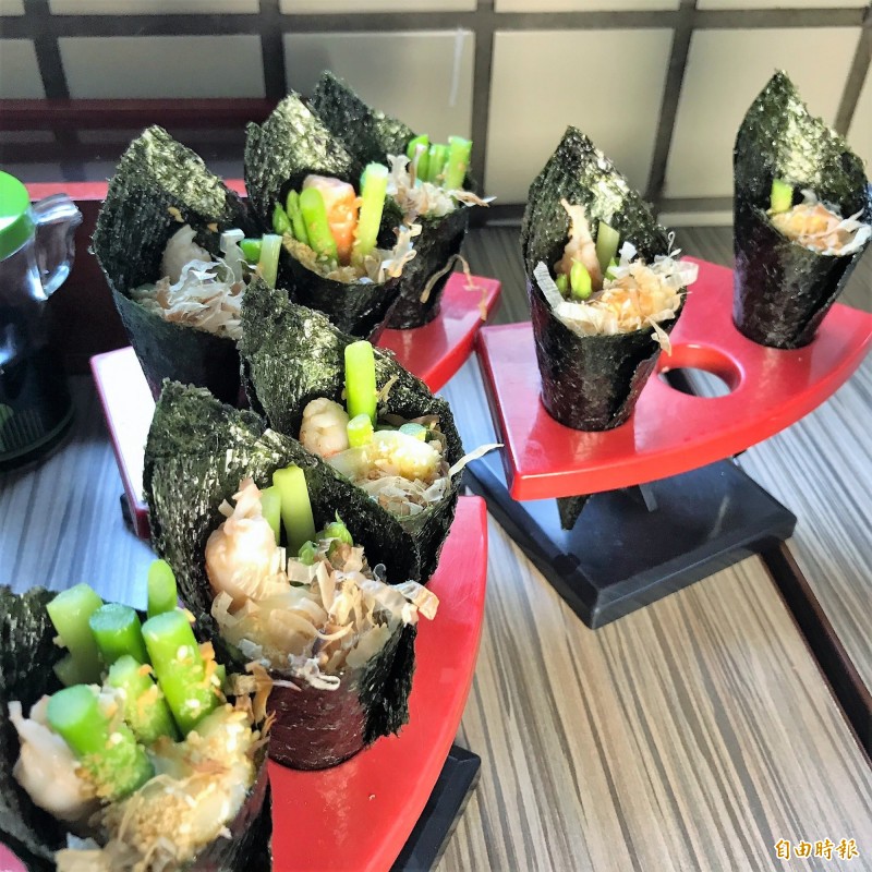 蘆筍鮮蝦手卷。(記者林欣漢攝) 蘆筍鮮蝦手卷。(記者林欣漢攝)