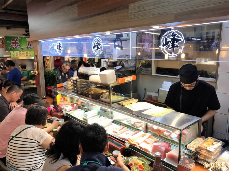「峰鮨壽司」甫營運滿月已吸引大批老饕朝聖,用餐時間座無虛席。(記者林欣漢攝) 「峰鮨壽司」甫營運滿月已吸引大批老饕朝聖,用餐時間座無虛席。(記者林欣漢攝)
