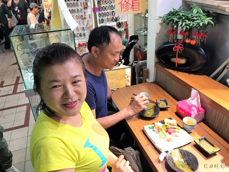 饕客特地從汐止開車來品嚐,邊吃邊說新鮮也比較便宜,實在物超所值。(記者林欣漢攝) 饕客特地從汐止開車來品嚐,邊吃邊說新鮮也比較便宜,實在物超所值。(記者林欣漢攝)
