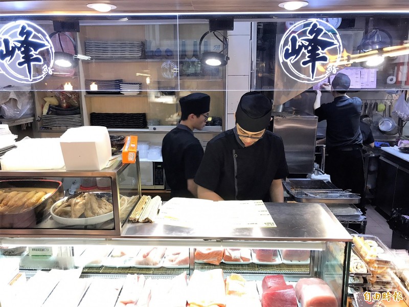 「峰鮨壽司」甫營運滿月已吸引大批老饕朝聖,用餐時間座無虛席。(記者林欣漢攝) 「峰鮨壽司」甫營運滿月已吸引大批老饕朝聖,用餐時間座無虛席。(記者林欣漢攝)