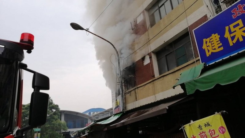 高雄武廟商圈公寓2樓起火，大量濃煙不斷竄燒。（記者方志賢翻攝）