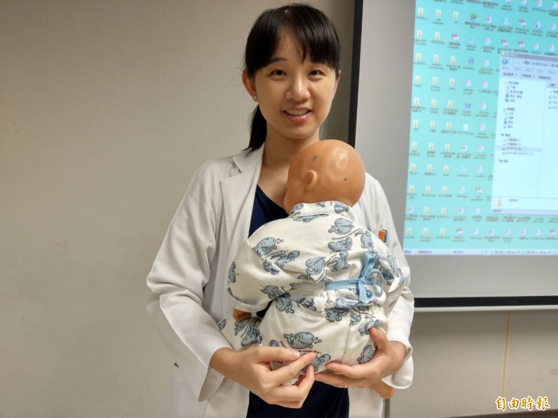 徐美欣醫師提醒6個月以下嬰兒，頸椎及脊椎都未發育成熟且體型太小，不建議使用包覆性不足的直式背巾。（記者方志賢攝）