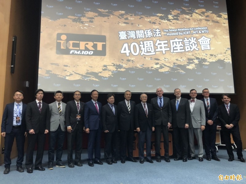 AIT處長酈英傑今天強烈重申,美國支持台灣的國際參與。酈英傑提到台灣被WHO、INTERPOL與ICAO等國際組織拒於門外,違反這些組織的初衷,酈英傑也強調,美國將持續與其他理念相近國家合作,遊說國際組織將健康衛生、安全與經濟繁榮等目標的重要性「置於政治之上」。(記者呂伊萱攝) AIT處長酈英傑今天強烈重申,美國支持台灣的國際參與。酈英傑提到台灣被WHO、INTERPOL與ICAO等國際組織拒於門外,違反這些組織的初衷,酈英傑也強調,美國將持續與其他理念相近國家合作,遊說國際組織將健康衛生、安全與經濟繁榮等目標的重要性「置於政治之上」。(記者呂伊萱攝)
