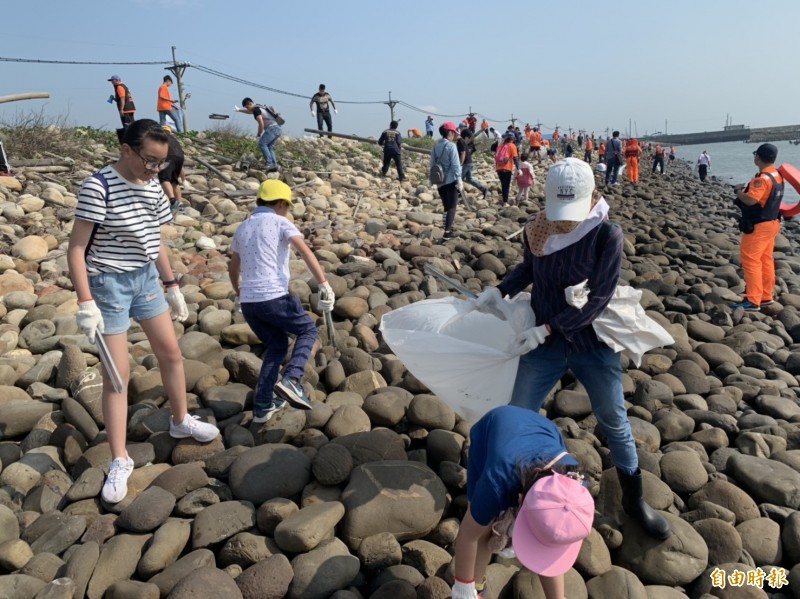 志工們淨灘，保護海洋及海岸生態