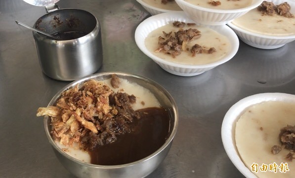 碗粿灑上油蔥酥、菜脯,淋上醬油膏。(記者顏宏駿攝) 碗粿灑上油蔥酥、菜脯,淋上醬油膏。(記者顏宏駿攝)