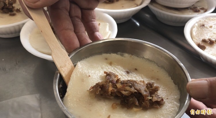 碗粿灑上油蔥酥、菜脯,淋上醬油膏。(記者顏宏駿攝) 碗粿灑上油蔥酥、菜脯,淋上醬油膏。(記者顏宏駿攝)