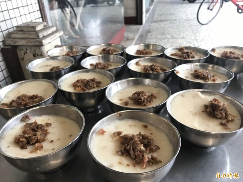 碗粿灑上油蔥酥、菜脯,淋上醬油膏。(記者顏宏駿攝) 碗粿灑上油蔥酥、菜脯,淋上醬油膏。(記者顏宏駿攝)