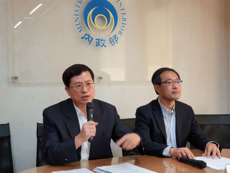 內政部今召開記者會，地政司副司長王成機（左）說明「土地開發資訊系統」內容。（內政部提供，記者謝君臨翻攝）