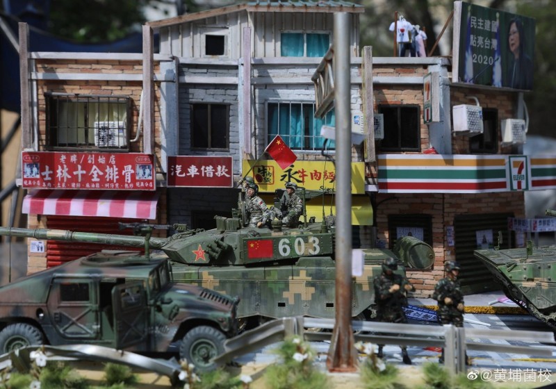 北京模型賽這件作品引起話題,中國解放軍坦克耀武揚威輾過台北街頭,街景相當逼真,中國網友拍攝的照片右上角可清楚看見,超商頂樓廣告看板有蔡英文總統照片,和「民主建國,點亮台灣,2020」字樣,顯然是想像中蔡英文競選連任的廣告看板。(圖擷取自「世界特種部隊與軍武資料庫」臉書粉專) 北京模型賽這件作品引起話題,中國解放軍坦克耀武揚威輾過台北街頭,街景相當逼真,中國網友拍攝的照片右上角可清楚看見,超商頂樓廣告看板有蔡英文總統照片,和「民主建國,點亮台灣,2020」字樣,顯然是想像中蔡英文競選連任的廣告看板。(圖擷取自「世界特種部隊與軍武資料庫」臉書粉專)