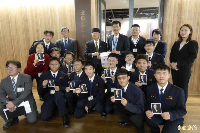 彰中「日本踏查團」學生訪問北里柴三郎紀念館，並拜會諾貝爾醫學獎得主大村智，大村送給每個學生親筆簽名照。（記者林翠儀攝）
