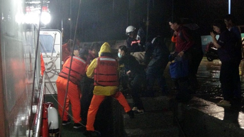 å°è»é¢å³¶ç¼çå©¦äººçä¼¼æººæ°´ï¼æ¾æ¹æµ·å·¡éè­¦èè¶å¾é¦³æ´ãï¼æ¾æ¹æµ·å·¡éæä¾ï¼